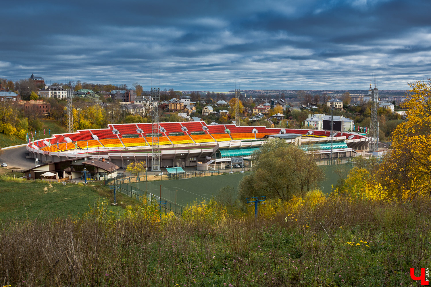 Владимирцам представили на выбор сразу пять вариантов концепций по реновации стадиона «Торпедо». Голосование за наиболее приглянувшийся рендер проходит в социальных сетях. Что о предложенных визуализациях думают жители и как оценивают эти идеи городские общественники? Давайте обсудим.