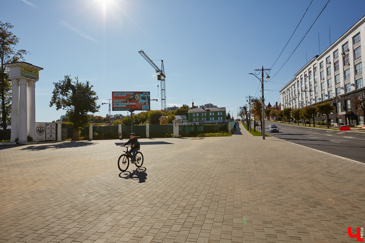 Владимирцам представили на выбор сразу пять вариантов концепций по реновации стадиона «Торпедо». Голосование за наиболее приглянувшийся рендер проходит в социальных сетях. Что о предложенных визуализациях думают жители и как оценивают эти идеи городские общественники? Давайте обсудим.