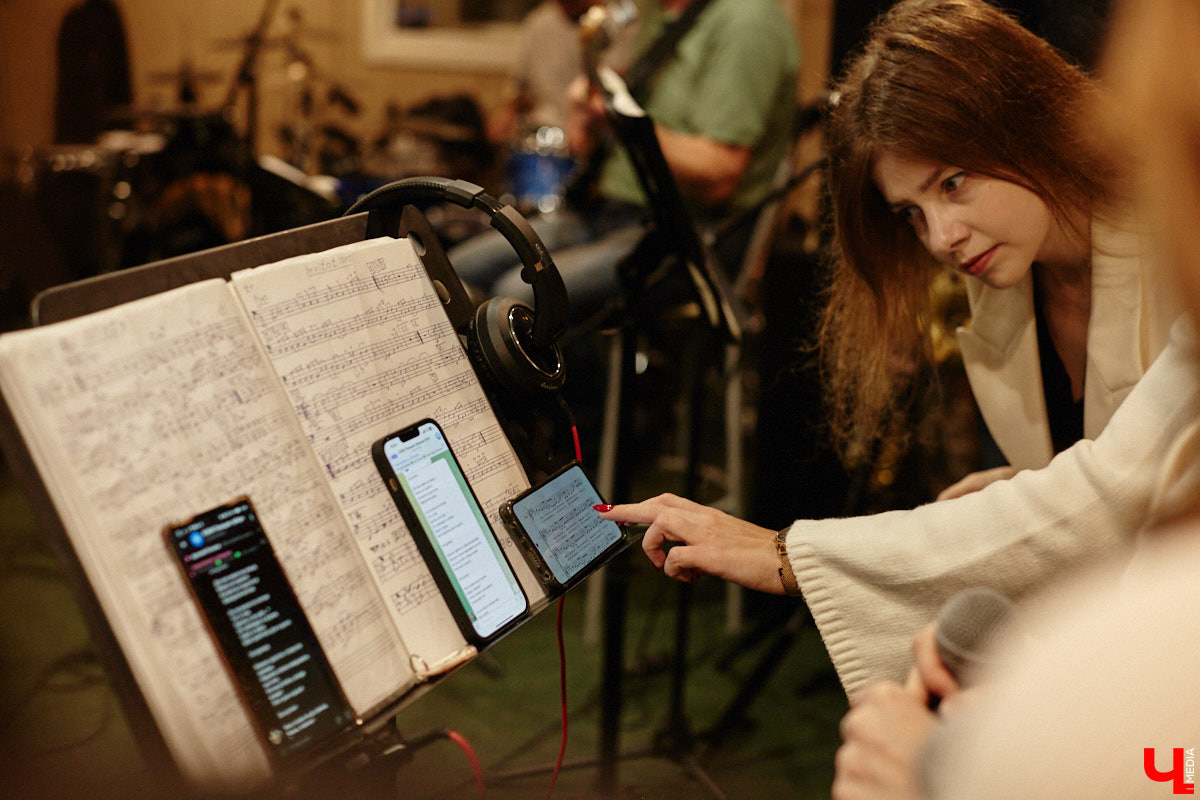 Конкурс «Поющая Губерния» отмечает 10-летний юбилей! За прошедшее время он вырос до мероприятия областного уровня, на котором рождаются настоящие звезды. В этом году на сцене Областного дворца культуры и искусства соберутся финалисты прошлых сезонов, чтобы не только исполнить свои лучшие песни, но и встретиться с людьми, ставшими опорой на их творческом пути. И подготовка уже идет полным ходом! Одну из репетиций посетил и «Ключ-Медиа».