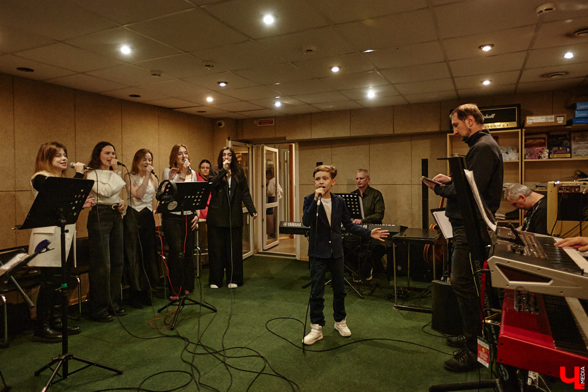 Конкурс «Поющая Губерния» отмечает 10-летний юбилей! За прошедшее время он вырос до мероприятия областного уровня, на котором рождаются настоящие звезды. В этом году на сцене Областного дворца культуры и искусства соберутся финалисты прошлых сезонов, чтобы не только исполнить свои лучшие песни, но и встретиться с людьми, ставшими опорой на их творческом пути. И подготовка уже идет полным ходом! Одну из репетиций посетил и «Ключ-Медиа».