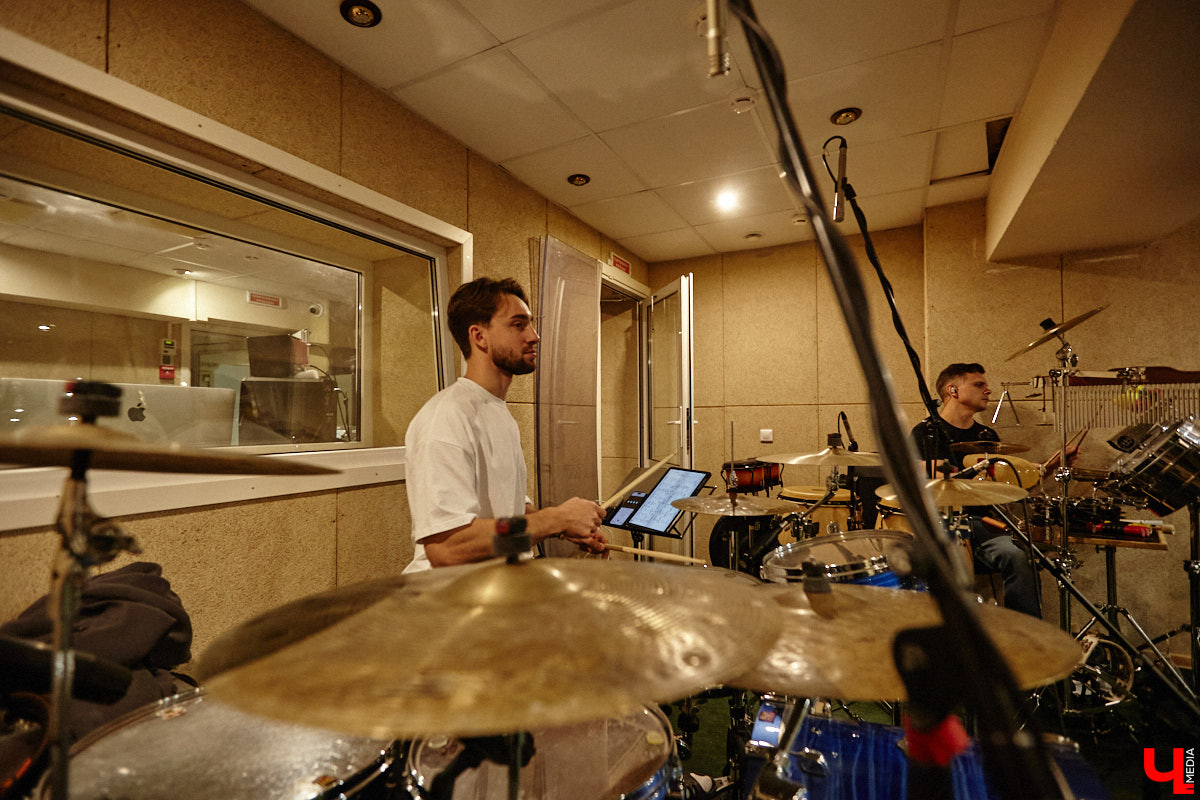 Конкурс «Поющая Губерния» отмечает 10-летний юбилей! За прошедшее время он вырос до мероприятия областного уровня, на котором рождаются настоящие звезды. В этом году на сцене Областного дворца культуры и искусства соберутся финалисты прошлых сезонов, чтобы не только исполнить свои лучшие песни, но и встретиться с людьми, ставшими опорой на их творческом пути. И подготовка уже идет полным ходом! Одну из репетиций посетил и «Ключ-Медиа».