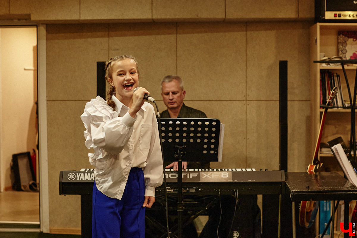 Конкурс «Поющая Губерния» отмечает 10-летний юбилей! За прошедшее время он вырос до мероприятия областного уровня, на котором рождаются настоящие звезды. В этом году на сцене Областного дворца культуры и искусства соберутся финалисты прошлых сезонов, чтобы не только исполнить свои лучшие песни, но и встретиться с людьми, ставшими опорой на их творческом пути. И подготовка уже идет полным ходом! Одну из репетиций посетил и «Ключ-Медиа».