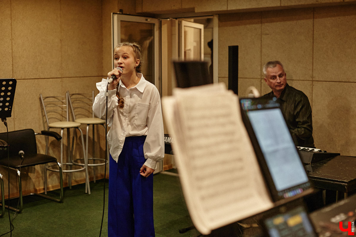 Конкурс «Поющая Губерния» отмечает 10-летний юбилей! За прошедшее время он вырос до мероприятия областного уровня, на котором рождаются настоящие звезды. В этом году на сцене Областного дворца культуры и искусства соберутся финалисты прошлых сезонов, чтобы не только исполнить свои лучшие песни, но и встретиться с людьми, ставшими опорой на их творческом пути. И подготовка уже идет полным ходом! Одну из репетиций посетил и «Ключ-Медиа».