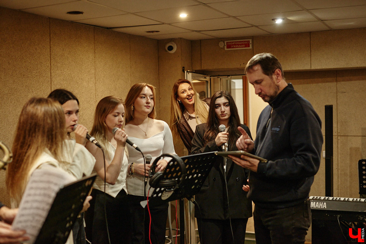 Конкурс «Поющая Губерния» отмечает 10-летний юбилей! За прошедшее время он вырос до мероприятия областного уровня, на котором рождаются настоящие звезды. В этом году на сцене Областного дворца культуры и искусства соберутся финалисты прошлых сезонов, чтобы не только исполнить свои лучшие песни, но и встретиться с людьми, ставшими опорой на их творческом пути. И подготовка уже идет полным ходом! Одну из репетиций посетил и «Ключ-Медиа».