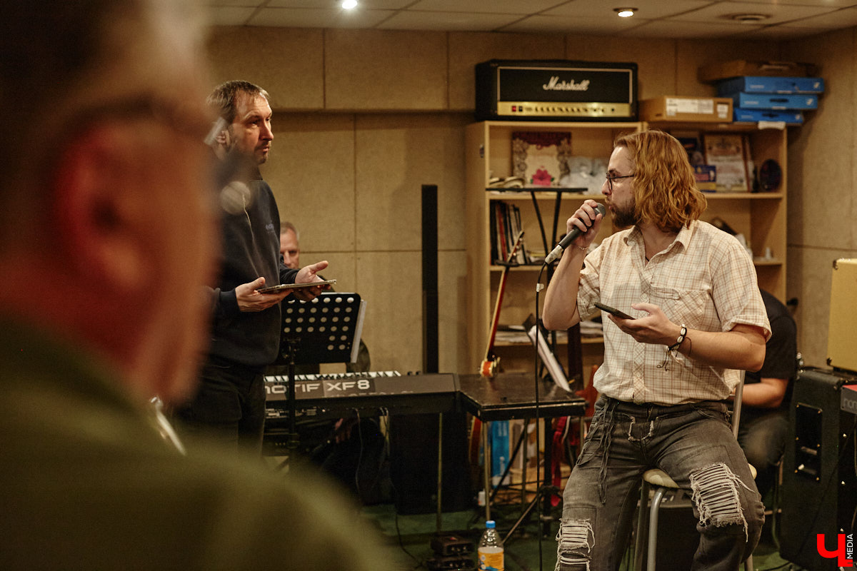 Конкурс «Поющая Губерния» отмечает 10-летний юбилей! За прошедшее время он вырос до мероприятия областного уровня, на котором рождаются настоящие звезды. В этом году на сцене Областного дворца культуры и искусства соберутся финалисты прошлых сезонов, чтобы не только исполнить свои лучшие песни, но и встретиться с людьми, ставшими опорой на их творческом пути. И подготовка уже идет полным ходом! Одну из репетиций посетил и «Ключ-Медиа».