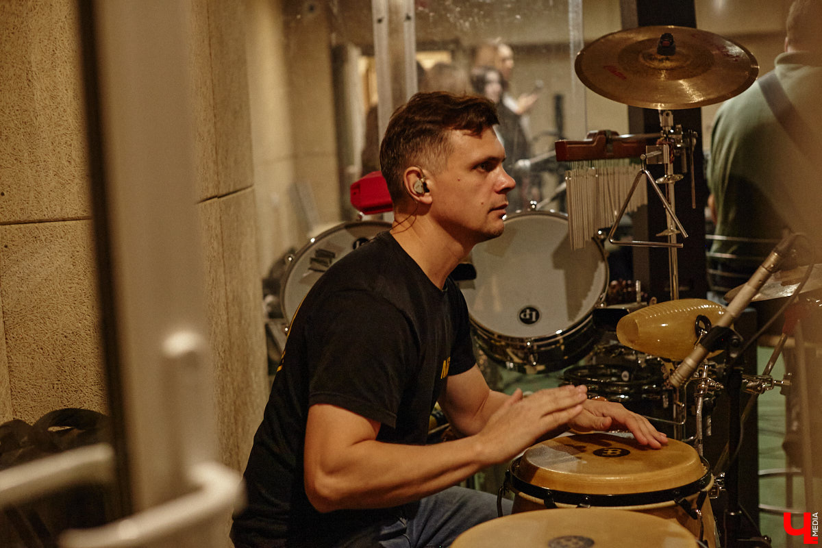 Конкурс «Поющая Губерния» отмечает 10-летний юбилей! За прошедшее время он вырос до мероприятия областного уровня, на котором рождаются настоящие звезды. В этом году на сцене Областного дворца культуры и искусства соберутся финалисты прошлых сезонов, чтобы не только исполнить свои лучшие песни, но и встретиться с людьми, ставшими опорой на их творческом пути. И подготовка уже идет полным ходом! Одну из репетиций посетил и «Ключ-Медиа».