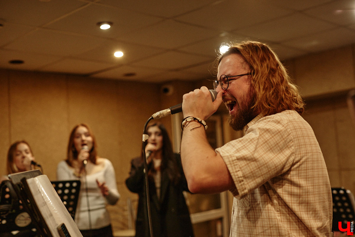 Конкурс «Поющая Губерния» отмечает 10-летний юбилей! За прошедшее время он вырос до мероприятия областного уровня, на котором рождаются настоящие звезды. В этом году на сцене Областного дворца культуры и искусства соберутся финалисты прошлых сезонов, чтобы не только исполнить свои лучшие песни, но и встретиться с людьми, ставшими опорой на их творческом пути. И подготовка уже идет полным ходом! Одну из репетиций посетил и «Ключ-Медиа».