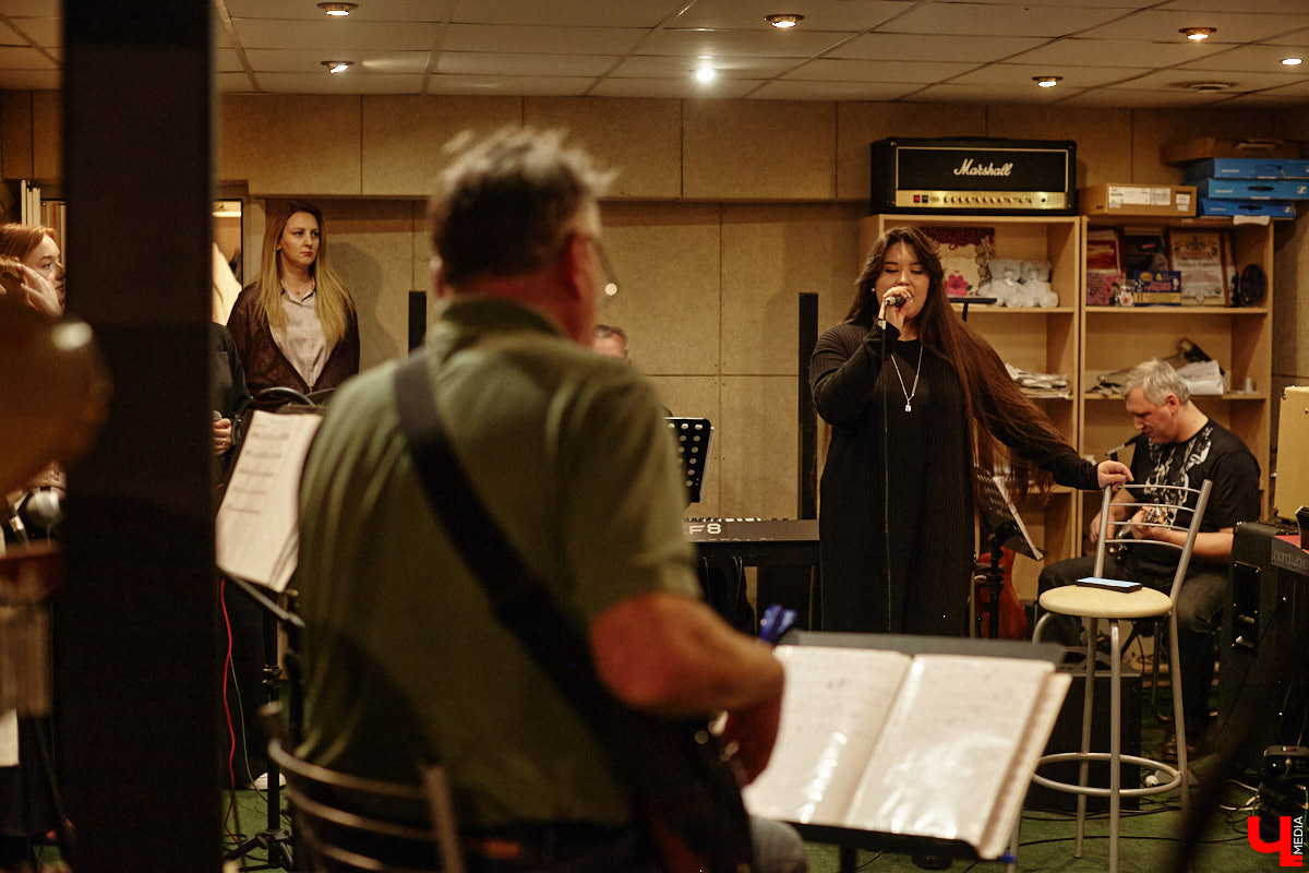 Конкурс «Поющая Губерния» отмечает 10-летний юбилей! За прошедшее время он вырос до мероприятия областного уровня, на котором рождаются настоящие звезды. В этом году на сцене Областного дворца культуры и искусства соберутся финалисты прошлых сезонов, чтобы не только исполнить свои лучшие песни, но и встретиться с людьми, ставшими опорой на их творческом пути. И подготовка уже идет полным ходом! Одну из репетиций посетил и «Ключ-Медиа».