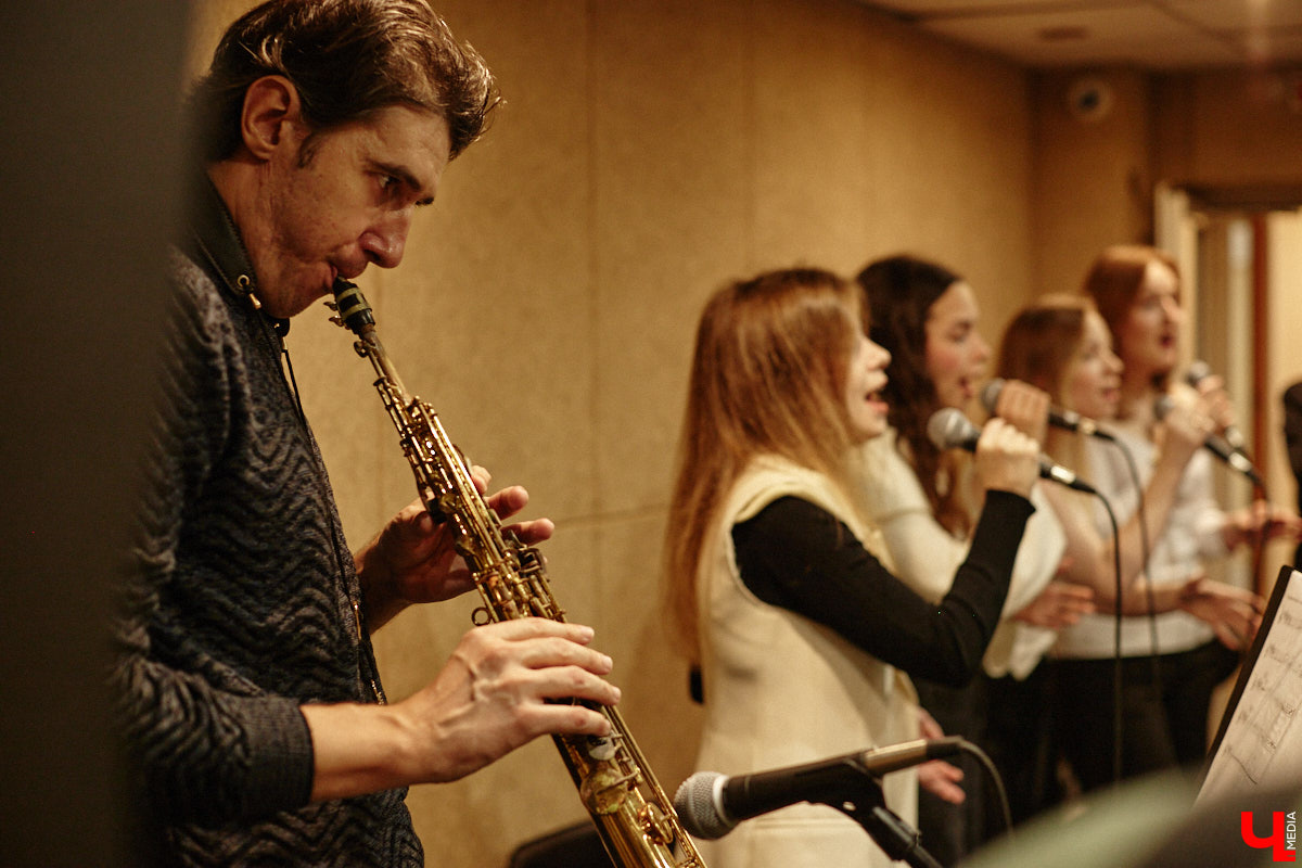 Конкурс «Поющая Губерния» отмечает 10-летний юбилей! За прошедшее время он вырос до мероприятия областного уровня, на котором рождаются настоящие звезды. В этом году на сцене Областного дворца культуры и искусства соберутся финалисты прошлых сезонов, чтобы не только исполнить свои лучшие песни, но и встретиться с людьми, ставшими опорой на их творческом пути. И подготовка уже идет полным ходом! Одну из репетиций посетил и «Ключ-Медиа».