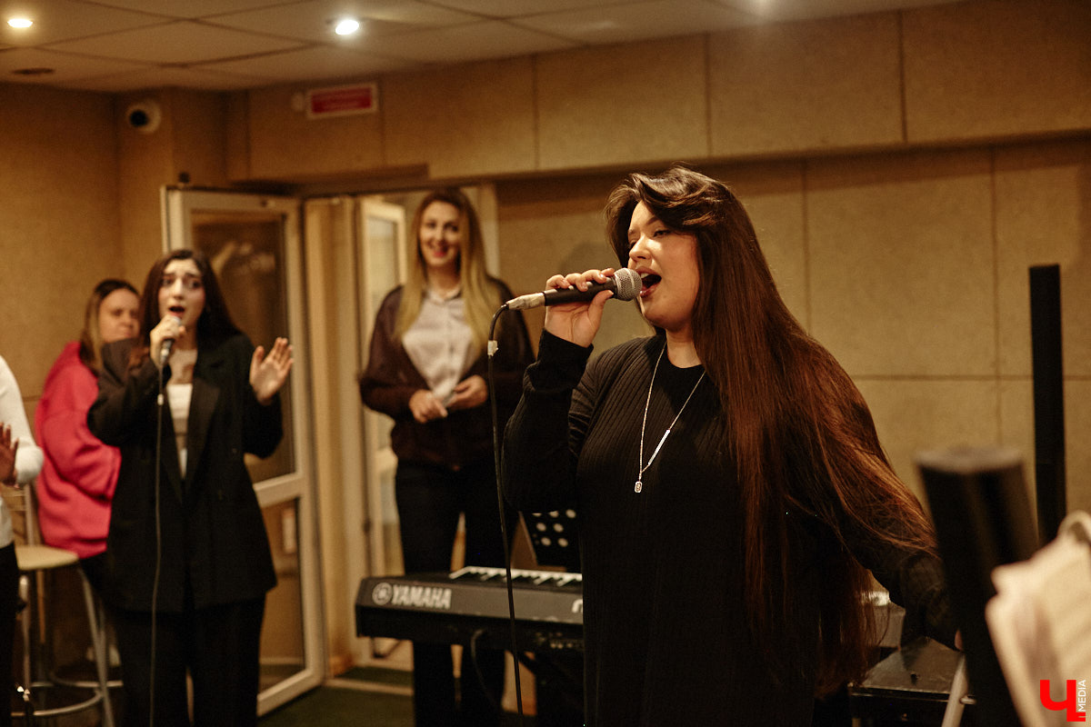 Конкурс «Поющая Губерния» отмечает 10-летний юбилей! За прошедшее время он вырос до мероприятия областного уровня, на котором рождаются настоящие звезды. В этом году на сцене Областного дворца культуры и искусства соберутся финалисты прошлых сезонов, чтобы не только исполнить свои лучшие песни, но и встретиться с людьми, ставшими опорой на их творческом пути. И подготовка уже идет полным ходом! Одну из репетиций посетил и «Ключ-Медиа».