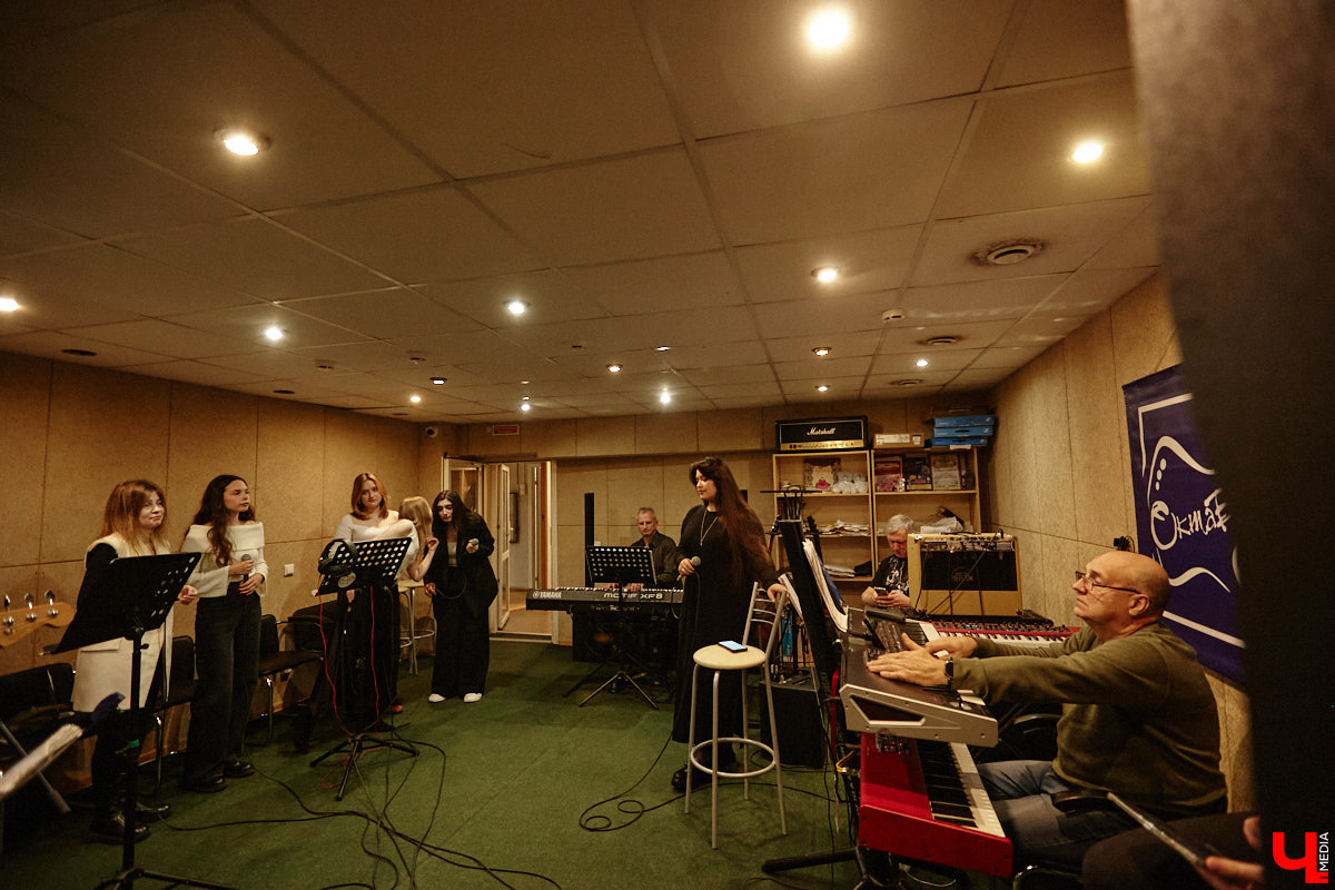 Конкурс «Поющая Губерния» отмечает 10-летний юбилей! За прошедшее время он вырос до мероприятия областного уровня, на котором рождаются настоящие звезды. В этом году на сцене Областного дворца культуры и искусства соберутся финалисты прошлых сезонов, чтобы не только исполнить свои лучшие песни, но и встретиться с людьми, ставшими опорой на их творческом пути. И подготовка уже идет полным ходом! Одну из репетиций посетил и «Ключ-Медиа».