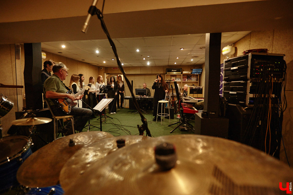 Конкурс «Поющая Губерния» отмечает 10-летний юбилей! За прошедшее время он вырос до мероприятия областного уровня, на котором рождаются настоящие звезды. В этом году на сцене Областного дворца культуры и искусства соберутся финалисты прошлых сезонов, чтобы не только исполнить свои лучшие песни, но и встретиться с людьми, ставшими опорой на их творческом пути. И подготовка уже идет полным ходом! Одну из репетиций посетил и «Ключ-Медиа».