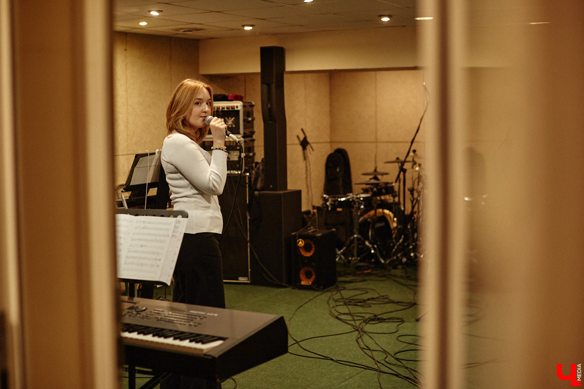 Конкурс «Поющая Губерния» отмечает 10-летний юбилей! За прошедшее время он вырос до мероприятия областного уровня, на котором рождаются настоящие звезды. В этом году на сцене Областного дворца культуры и искусства соберутся финалисты прошлых сезонов, чтобы не только исполнить свои лучшие песни, но и встретиться с людьми, ставшими опорой на их творческом пути. И подготовка уже идет полным ходом! Одну из репетиций посетил и «Ключ-Медиа».