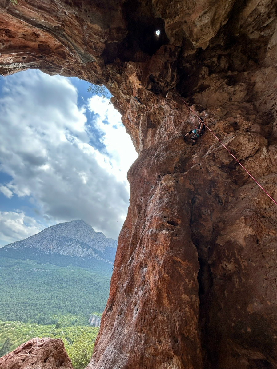В жизни психолога из Владимира Татьяны Пошаталовой есть место и для спорта, и для путешествий. Более того, они могут гармонично дополнять друг друга. Например, на отдыхе в Анталье и Дахабе девушка не грелась у моря, а покоряла скалы и наслаждалась свободой за пределами однообразных отелей.