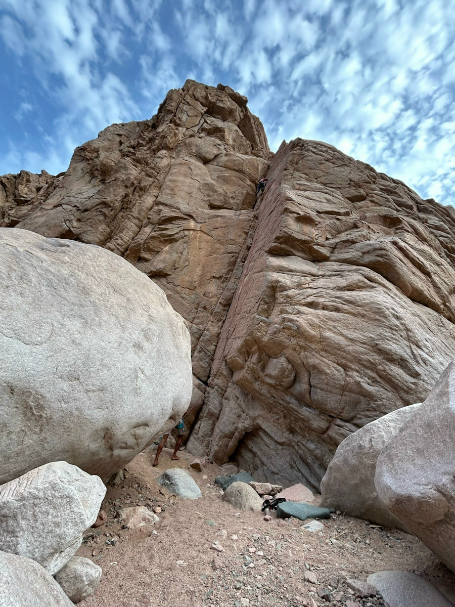 В жизни психолога из Владимира Татьяны Пошаталовой есть место и для спорта, и для путешествий. Более того, они могут гармонично дополнять друг друга. Например, на отдыхе в Анталье и Дахабе девушка не грелась у моря, а покоряла скалы и наслаждалась свободой за пределами однообразных отелей.