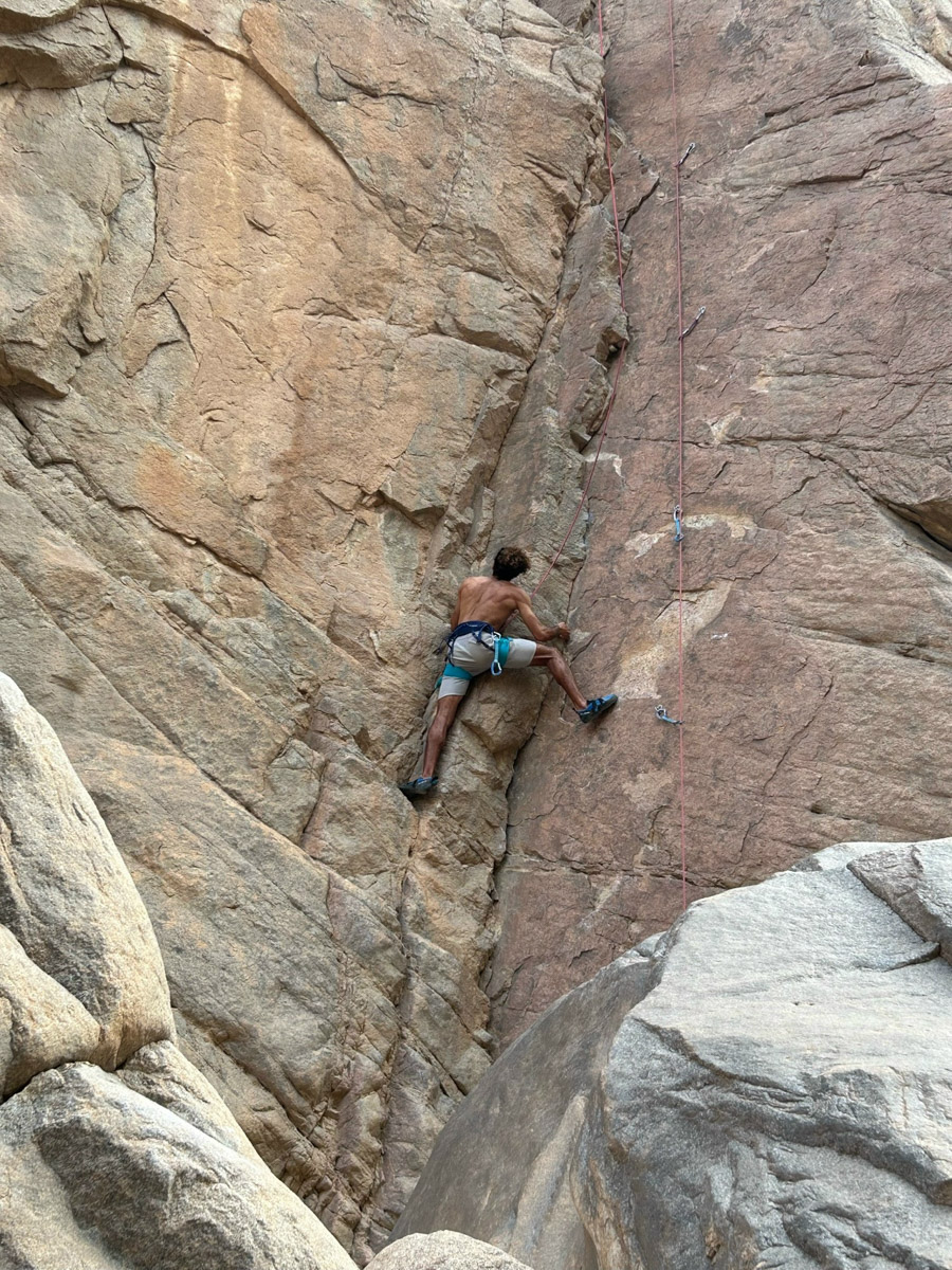 В жизни психолога из Владимира Татьяны Пошаталовой есть место и для спорта, и для путешествий. Более того, они могут гармонично дополнять друг друга. Например, на отдыхе в Анталье и Дахабе девушка не грелась у моря, а покоряла скалы и наслаждалась свободой за пределами однообразных отелей.