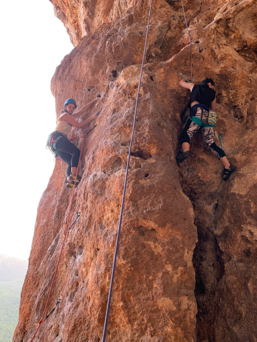 В жизни психолога из Владимира Татьяны Пошаталовой есть место и для спорта, и для путешествий. Более того, они могут гармонично дополнять друг друга. Например, на отдыхе в Анталье и Дахабе девушка не грелась у моря, а покоряла скалы и наслаждалась свободой за пределами однообразных отелей.