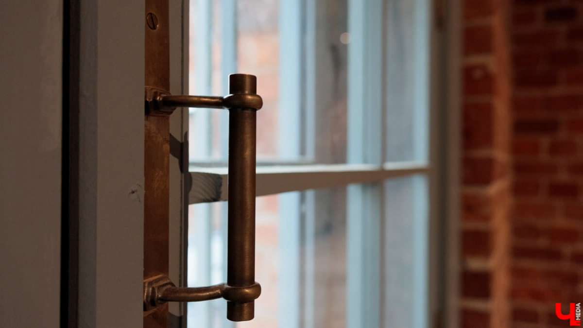 В Собинском районе меценат из Москвы восстанавливает особняк купца Крашенинникова. Строение XIX века несколько лет стояло в руинах, у него не было даже крыши. Теперь его собирают буквально по кирпичам. И скоро на месте разрушенного здания появится новый культурный центр и точка притяжения туристов. «Ключ-Медиа» не только оценил ход работ в селе Арбузово, но и присмотрелся к другим домам с историей, которые планируют восстановить.