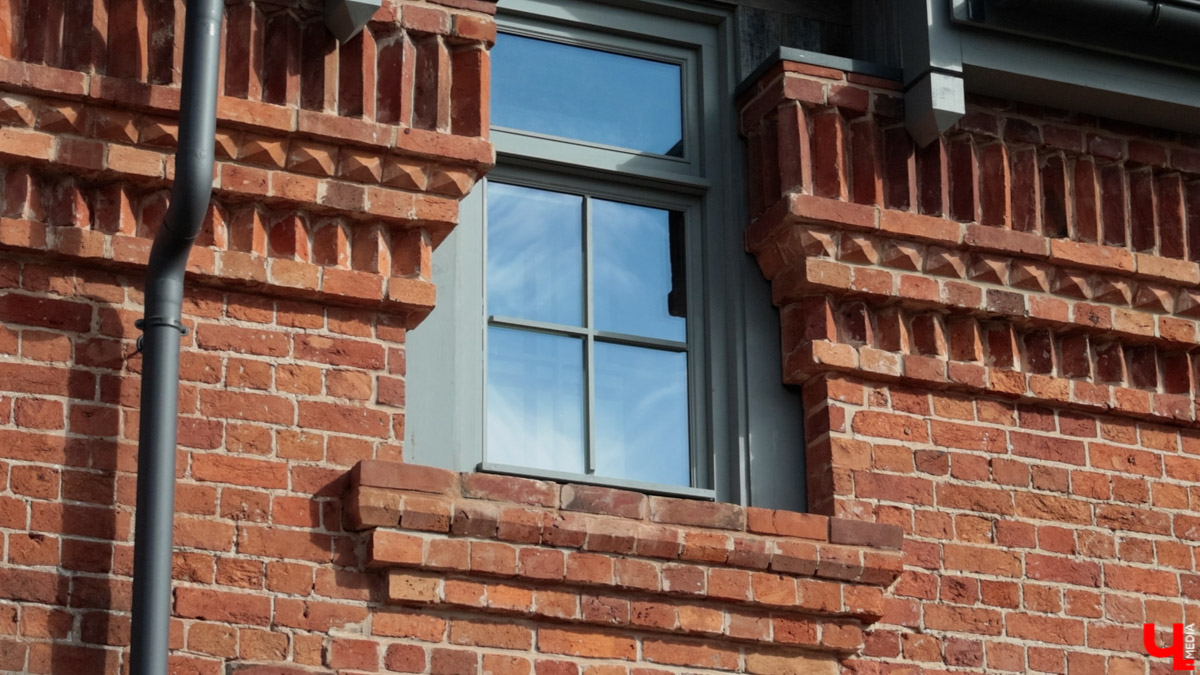 В Собинском районе меценат из Москвы восстанавливает особняк купца Крашенинникова. Строение XIX века несколько лет стояло в руинах, у него не было даже крыши. Теперь его собирают буквально по кирпичам. И скоро на месте разрушенного здания появится новый культурный центр и точка притяжения туристов. «Ключ-Медиа» не только оценил ход работ в селе Арбузово, но и присмотрелся к другим домам с историей, которые планируют восстановить.