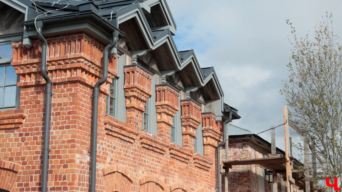 В Собинском районе меценат из Москвы восстанавливает особняк купца Крашенинникова. Строение XIX века несколько лет стояло в руинах, у него не было даже крыши. Теперь его собирают буквально по кирпичам. И скоро на месте разрушенного здания появится новый культурный центр и точка притяжения туристов. «Ключ-Медиа» не только оценил ход работ в селе Арбузово, но и присмотрелся к другим домам с историей, которые планируют восстановить.