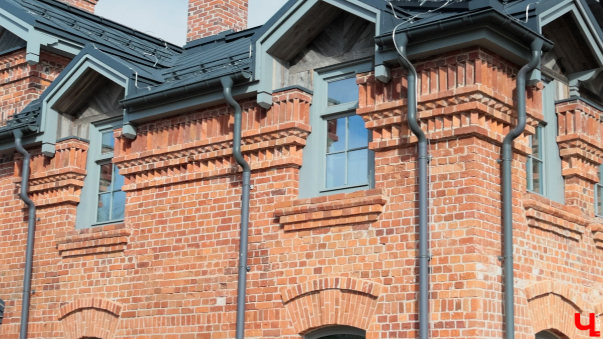 В Собинском районе меценат из Москвы восстанавливает особняк купца Крашенинникова. Строение XIX века несколько лет стояло в руинах, у него не было даже крыши. Теперь его собирают буквально по кирпичам. И скоро на месте разрушенного здания появится новый культурный центр и точка притяжения туристов. «Ключ-Медиа» не только оценил ход работ в селе Арбузово, но и присмотрелся к другим домам с историей, которые планируют восстановить.