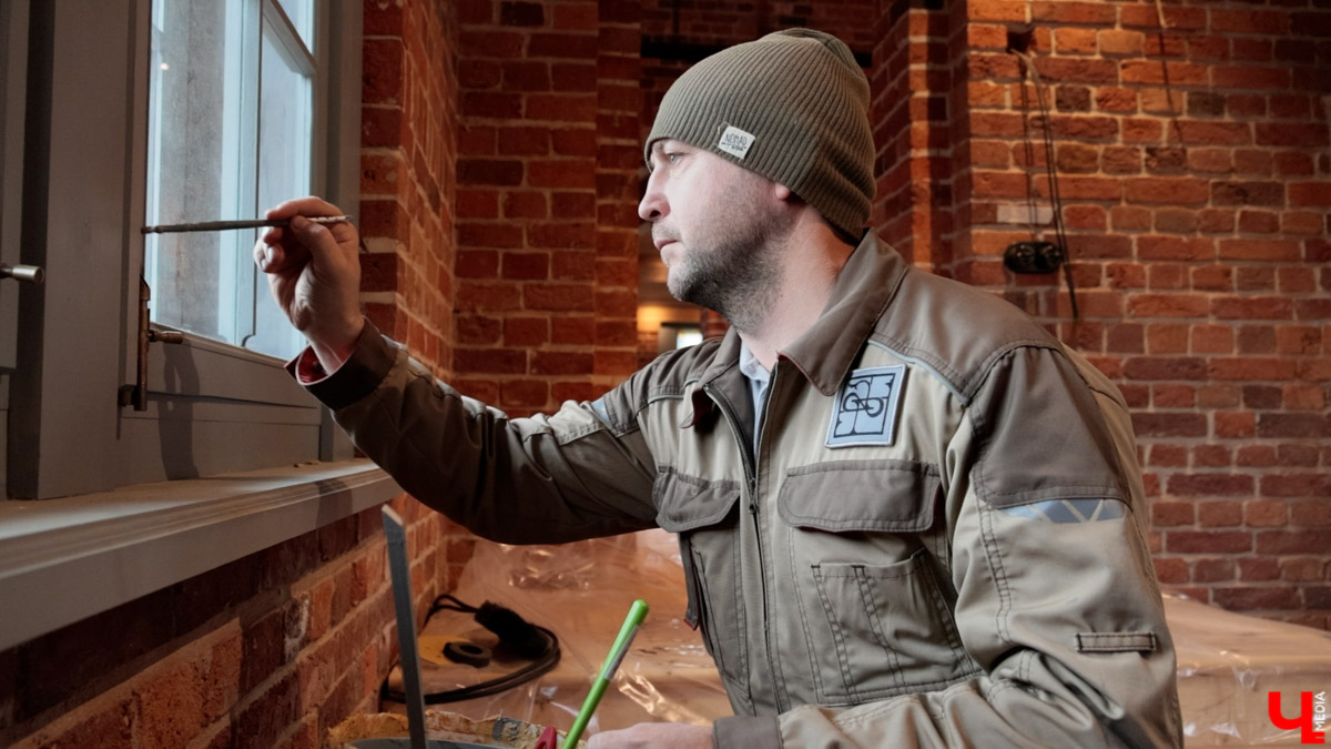 В Собинском районе меценат из Москвы восстанавливает особняк купца Крашенинникова. Строение XIX века несколько лет стояло в руинах, у него не было даже крыши. Теперь его собирают буквально по кирпичам. И скоро на месте разрушенного здания появится новый культурный центр и точка притяжения туристов. «Ключ-Медиа» не только оценил ход работ в селе Арбузово, но и присмотрелся к другим домам с историей, которые планируют восстановить.