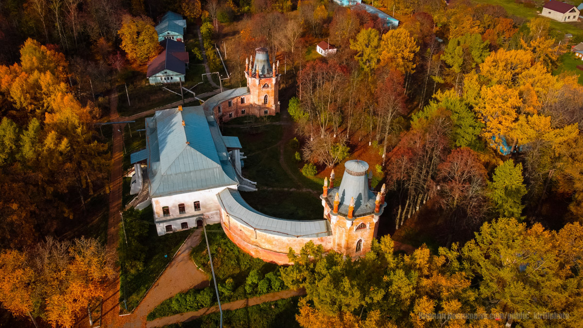 В Собинском районе меценат из Москвы восстанавливает особняк купца Крашенинникова. Строение XIX века несколько лет стояло в руинах, у него не было даже крыши. Теперь его собирают буквально по кирпичам. И скоро на месте разрушенного здания появится новый культурный центр и точка притяжения туристов. «Ключ-Медиа» не только оценил ход работ в селе Арбузово, но и присмотрелся к другим домам с историей, которые планируют восстановить.