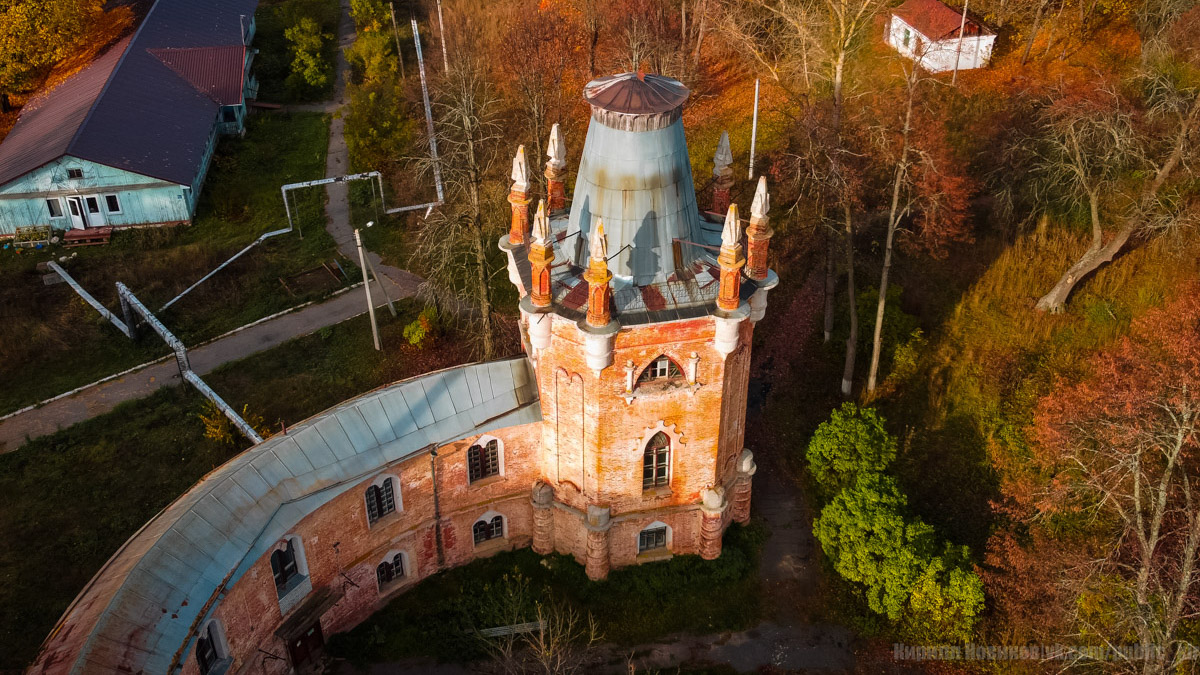 В Собинском районе меценат из Москвы восстанавливает особняк купца Крашенинникова. Строение XIX века несколько лет стояло в руинах, у него не было даже крыши. Теперь его собирают буквально по кирпичам. И скоро на месте разрушенного здания появится новый культурный центр и точка притяжения туристов. «Ключ-Медиа» не только оценил ход работ в селе Арбузово, но и присмотрелся к другим домам с историей, которые планируют восстановить.