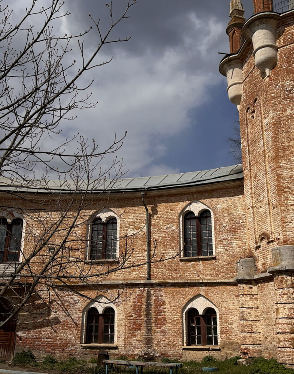 В Собинском районе меценат из Москвы восстанавливает особняк купца Крашенинникова. Строение XIX века несколько лет стояло в руинах, у него не было даже крыши. Теперь его собирают буквально по кирпичам. И скоро на месте разрушенного здания появится новый культурный центр и точка притяжения туристов. «Ключ-Медиа» не только оценил ход работ в селе Арбузово, но и присмотрелся к другим домам с историей, которые планируют восстановить.