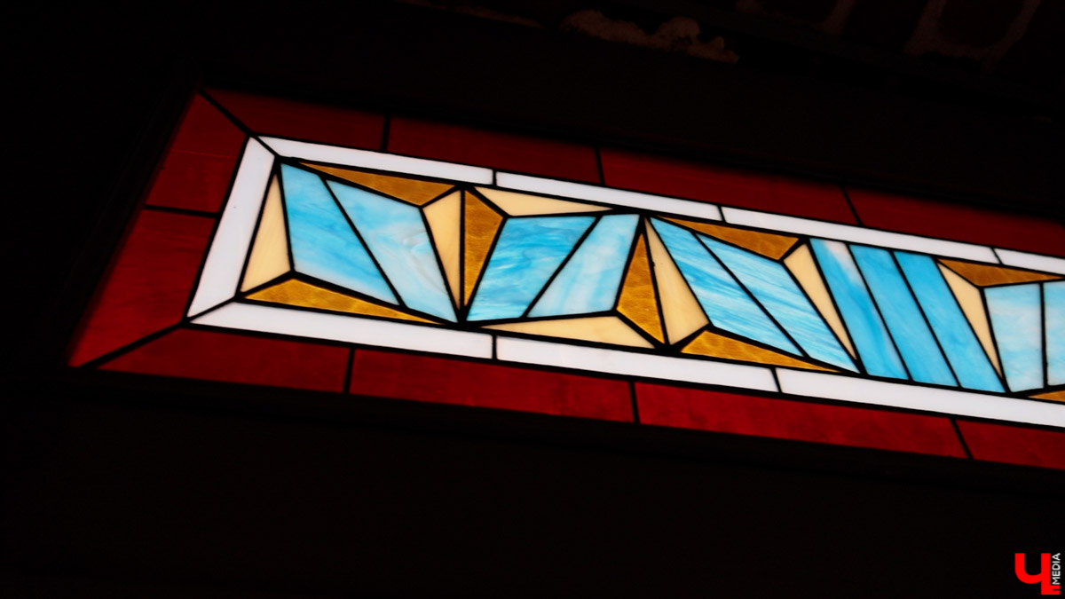 В Собинском районе меценат из Москвы восстанавливает особняк купца Крашенинникова. Строение XIX века несколько лет стояло в руинах, у него не было даже крыши. Теперь его собирают буквально по кирпичам. И скоро на месте разрушенного здания появится новый культурный центр и точка притяжения туристов. «Ключ-Медиа» не только оценил ход работ в селе Арбузово, но и присмотрелся к другим домам с историей, которые планируют восстановить.