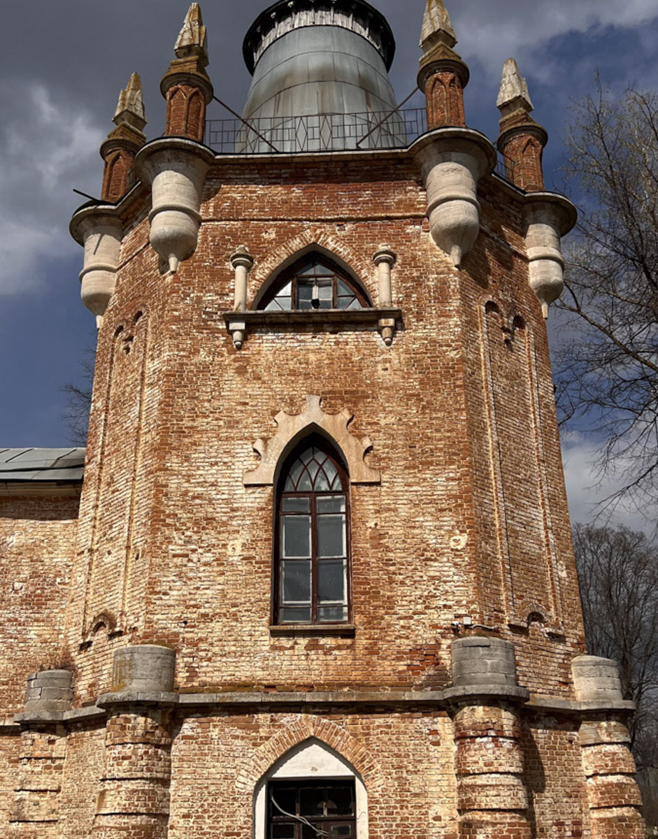 В Собинском районе меценат из Москвы восстанавливает особняк купца Крашенинникова. Строение XIX века несколько лет стояло в руинах, у него не было даже крыши. Теперь его собирают буквально по кирпичам. И скоро на месте разрушенного здания появится новый культурный центр и точка притяжения туристов. «Ключ-Медиа» не только оценил ход работ в селе Арбузово, но и присмотрелся к другим домам с историей, которые планируют восстановить.