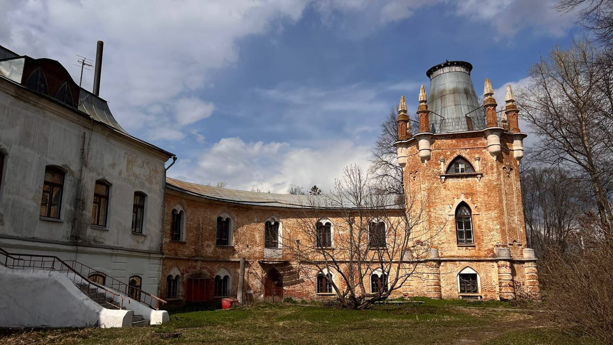 В Собинском районе меценат из Москвы восстанавливает особняк купца Крашенинникова. Строение XIX века несколько лет стояло в руинах, у него не было даже крыши. Теперь его собирают буквально по кирпичам. И скоро на месте разрушенного здания появится новый культурный центр и точка притяжения туристов. «Ключ-Медиа» не только оценил ход работ в селе Арбузово, но и присмотрелся к другим домам с историей, которые планируют восстановить.