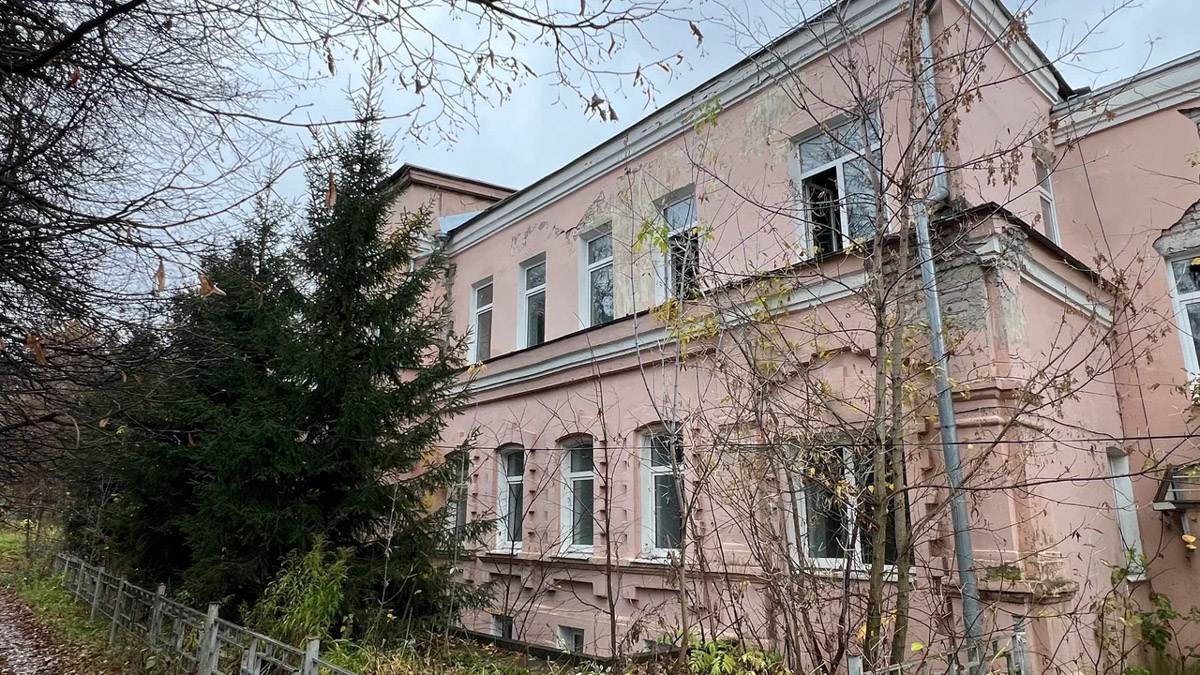 В Собинском районе меценат из Москвы восстанавливает особняк купца Крашенинникова. Строение XIX века несколько лет стояло в руинах, у него не было даже крыши. Теперь его собирают буквально по кирпичам. И скоро на месте разрушенного здания появится новый культурный центр и точка притяжения туристов. «Ключ-Медиа» не только оценил ход работ в селе Арбузово, но и присмотрелся к другим домам с историей, которые планируют восстановить.