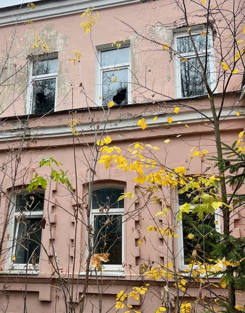 В Собинском районе меценат из Москвы восстанавливает особняк купца Крашенинникова. Строение XIX века несколько лет стояло в руинах, у него не было даже крыши. Теперь его собирают буквально по кирпичам. И скоро на месте разрушенного здания появится новый культурный центр и точка притяжения туристов. «Ключ-Медиа» не только оценил ход работ в селе Арбузово, но и присмотрелся к другим домам с историей, которые планируют восстановить.