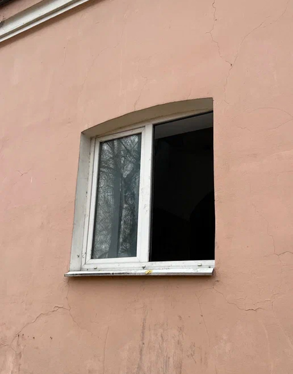 В Собинском районе меценат из Москвы восстанавливает особняк купца Крашенинникова. Строение XIX века несколько лет стояло в руинах, у него не было даже крыши. Теперь его собирают буквально по кирпичам. И скоро на месте разрушенного здания появится новый культурный центр и точка притяжения туристов. «Ключ-Медиа» не только оценил ход работ в селе Арбузово, но и присмотрелся к другим домам с историей, которые планируют восстановить.