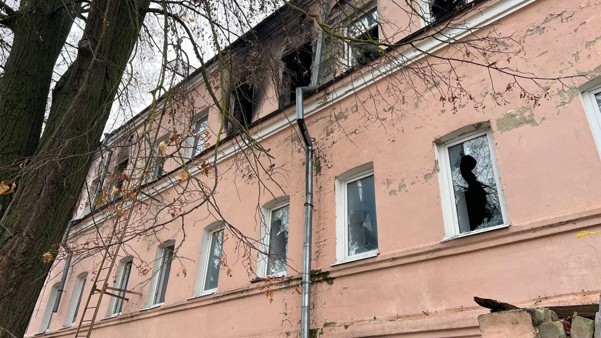 В Собинском районе меценат из Москвы восстанавливает особняк купца Крашенинникова. Строение XIX века несколько лет стояло в руинах, у него не было даже крыши. Теперь его собирают буквально по кирпичам. И скоро на месте разрушенного здания появится новый культурный центр и точка притяжения туристов. «Ключ-Медиа» не только оценил ход работ в селе Арбузово, но и присмотрелся к другим домам с историей, которые планируют восстановить.