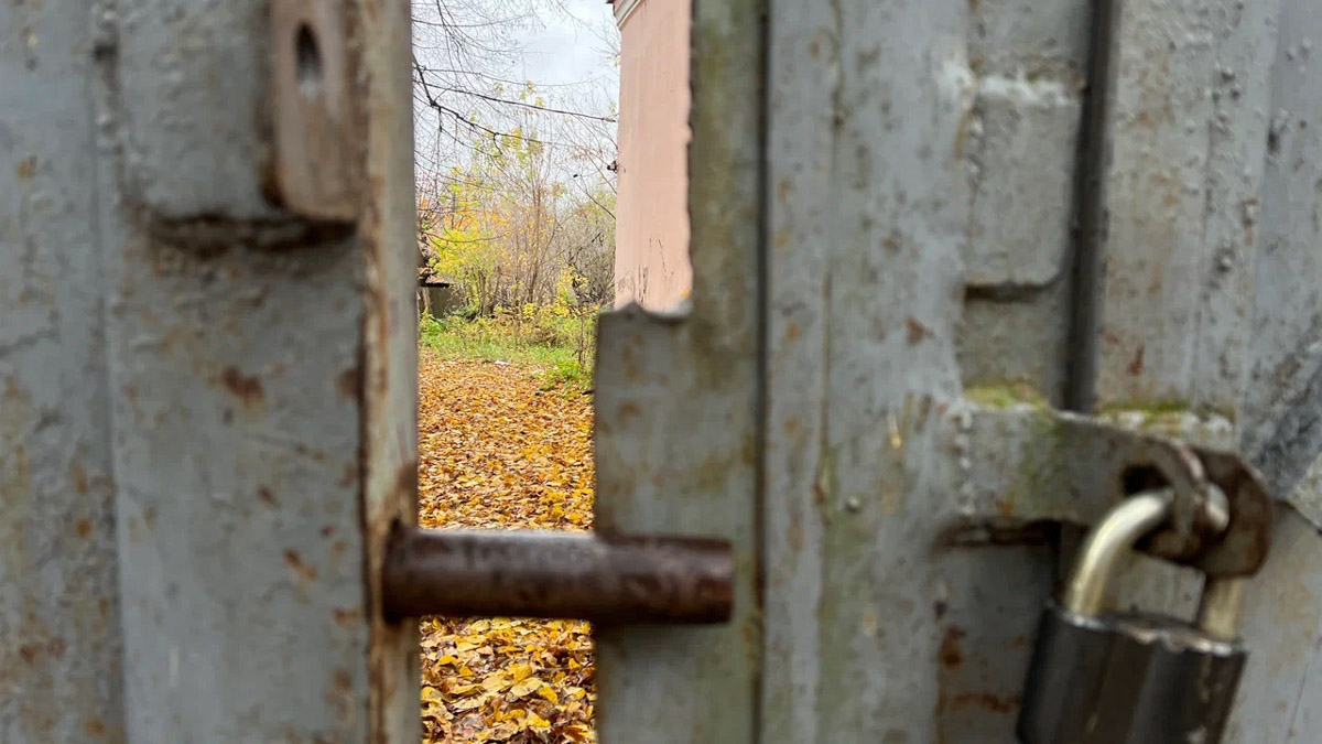 В Собинском районе меценат из Москвы восстанавливает особняк купца Крашенинникова. Строение XIX века несколько лет стояло в руинах, у него не было даже крыши. Теперь его собирают буквально по кирпичам. И скоро на месте разрушенного здания появится новый культурный центр и точка притяжения туристов. «Ключ-Медиа» не только оценил ход работ в селе Арбузово, но и присмотрелся к другим домам с историей, которые планируют восстановить.
