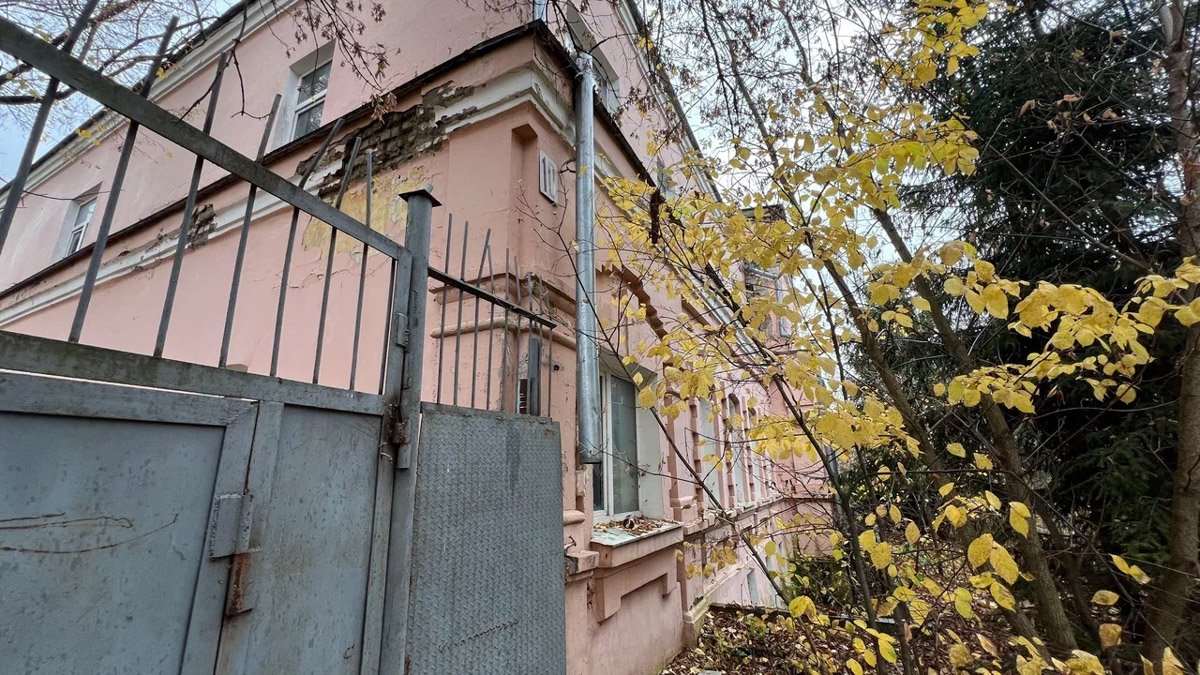 В Собинском районе меценат из Москвы восстанавливает особняк купца Крашенинникова. Строение XIX века несколько лет стояло в руинах, у него не было даже крыши. Теперь его собирают буквально по кирпичам. И скоро на месте разрушенного здания появится новый культурный центр и точка притяжения туристов. «Ключ-Медиа» не только оценил ход работ в селе Арбузово, но и присмотрелся к другим домам с историей, которые планируют восстановить.