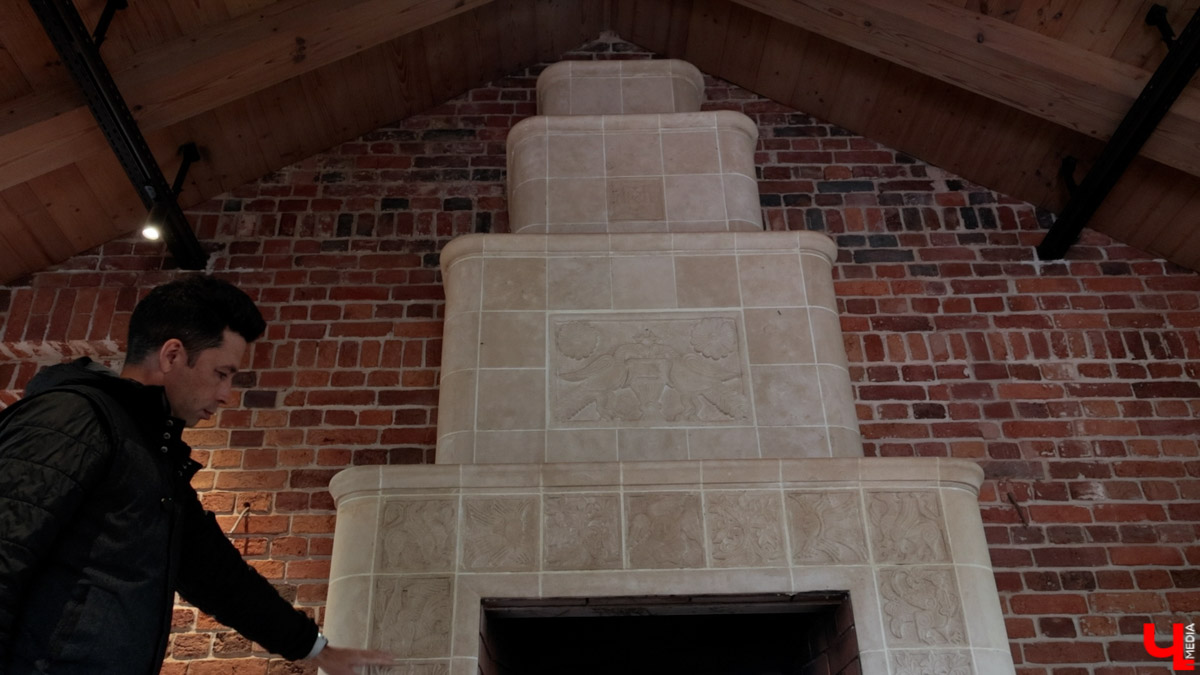 В Собинском районе меценат из Москвы восстанавливает особняк купца Крашенинникова. Строение XIX века несколько лет стояло в руинах, у него не было даже крыши. Теперь его собирают буквально по кирпичам. И скоро на месте разрушенного здания появится новый культурный центр и точка притяжения туристов. «Ключ-Медиа» не только оценил ход работ в селе Арбузово, но и присмотрелся к другим домам с историей, которые планируют восстановить.