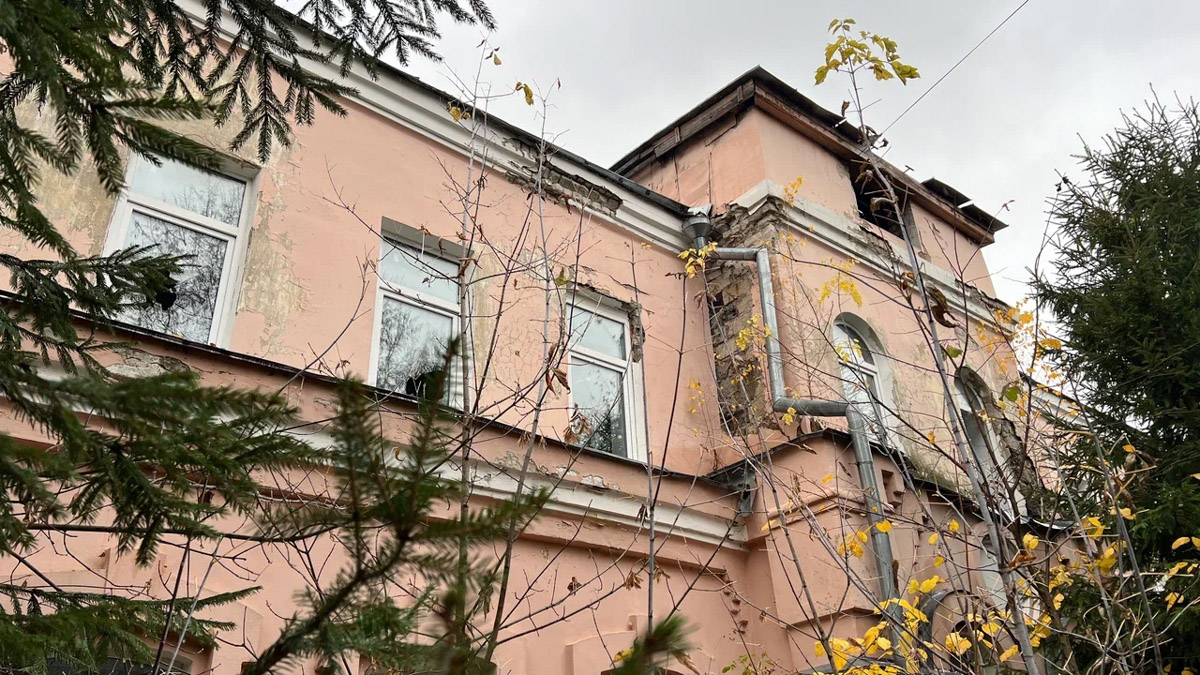 В Собинском районе меценат из Москвы восстанавливает особняк купца Крашенинникова. Строение XIX века несколько лет стояло в руинах, у него не было даже крыши. Теперь его собирают буквально по кирпичам. И скоро на месте разрушенного здания появится новый культурный центр и точка притяжения туристов. «Ключ-Медиа» не только оценил ход работ в селе Арбузово, но и присмотрелся к другим домам с историей, которые планируют восстановить.