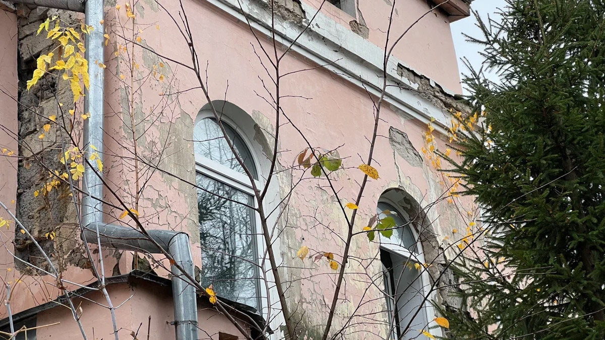 В Собинском районе меценат из Москвы восстанавливает особняк купца Крашенинникова. Строение XIX века несколько лет стояло в руинах, у него не было даже крыши. Теперь его собирают буквально по кирпичам. И скоро на месте разрушенного здания появится новый культурный центр и точка притяжения туристов. «Ключ-Медиа» не только оценил ход работ в селе Арбузово, но и присмотрелся к другим домам с историей, которые планируют восстановить.