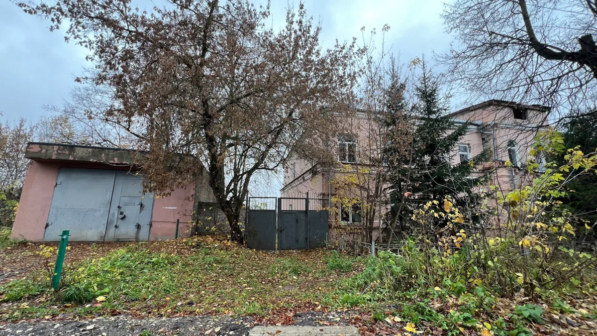 В Собинском районе меценат из Москвы восстанавливает особняк купца Крашенинникова. Строение XIX века несколько лет стояло в руинах, у него не было даже крыши. Теперь его собирают буквально по кирпичам. И скоро на месте разрушенного здания появится новый культурный центр и точка притяжения туристов. «Ключ-Медиа» не только оценил ход работ в селе Арбузово, но и присмотрелся к другим домам с историей, которые планируют восстановить.