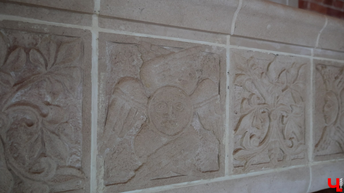 В Собинском районе меценат из Москвы восстанавливает особняк купца Крашенинникова. Строение XIX века несколько лет стояло в руинах, у него не было даже крыши. Теперь его собирают буквально по кирпичам. И скоро на месте разрушенного здания появится новый культурный центр и точка притяжения туристов. «Ключ-Медиа» не только оценил ход работ в селе Арбузово, но и присмотрелся к другим домам с историей, которые планируют восстановить.