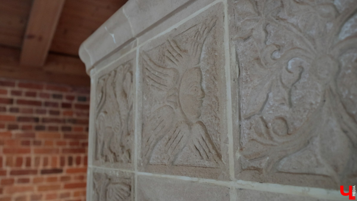 В Собинском районе меценат из Москвы восстанавливает особняк купца Крашенинникова. Строение XIX века несколько лет стояло в руинах, у него не было даже крыши. Теперь его собирают буквально по кирпичам. И скоро на месте разрушенного здания появится новый культурный центр и точка притяжения туристов. «Ключ-Медиа» не только оценил ход работ в селе Арбузово, но и присмотрелся к другим домам с историей, которые планируют восстановить.