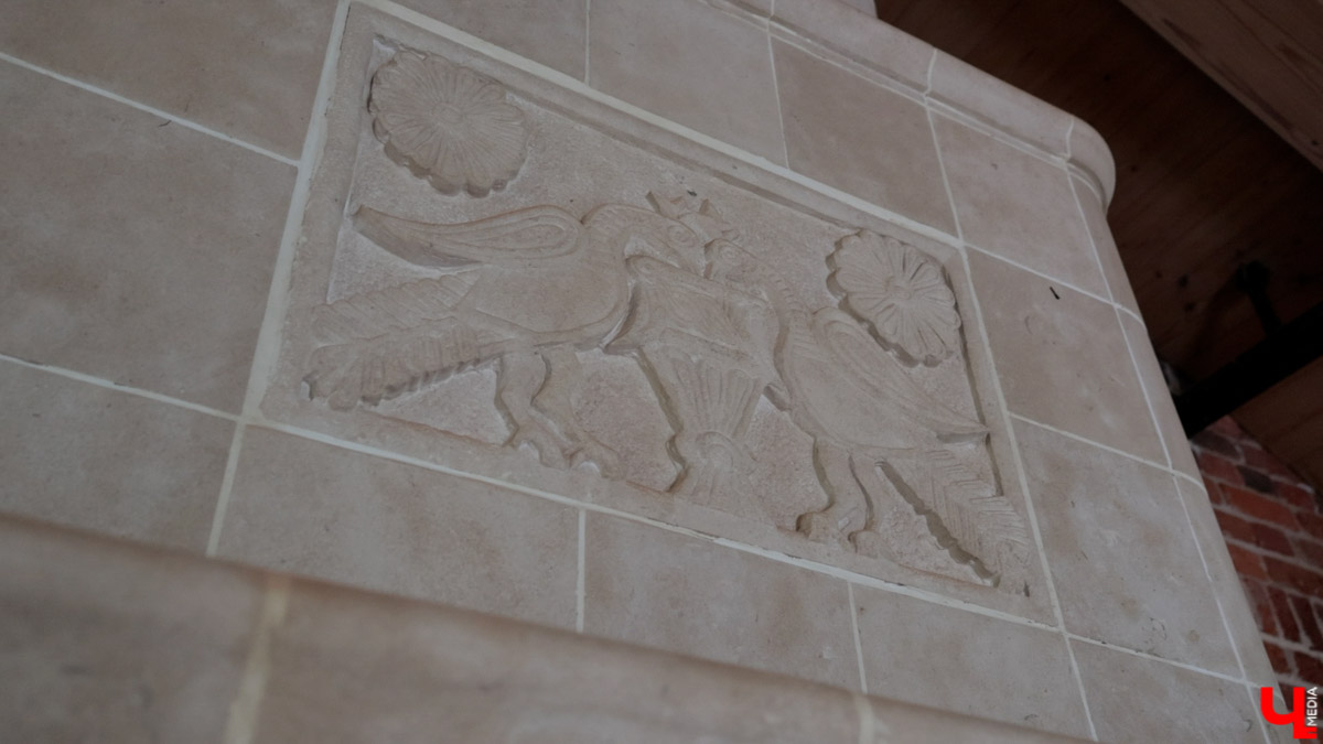 В Собинском районе меценат из Москвы восстанавливает особняк купца Крашенинникова. Строение XIX века несколько лет стояло в руинах, у него не было даже крыши. Теперь его собирают буквально по кирпичам. И скоро на месте разрушенного здания появится новый культурный центр и точка притяжения туристов. «Ключ-Медиа» не только оценил ход работ в селе Арбузово, но и присмотрелся к другим домам с историей, которые планируют восстановить.