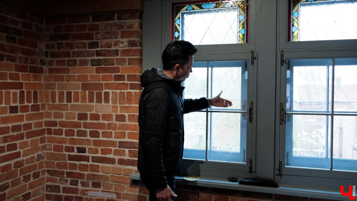 В Собинском районе меценат из Москвы восстанавливает особняк купца Крашенинникова. Строение XIX века несколько лет стояло в руинах, у него не было даже крыши. Теперь его собирают буквально по кирпичам. И скоро на месте разрушенного здания появится новый культурный центр и точка притяжения туристов. «Ключ-Медиа» не только оценил ход работ в селе Арбузово, но и присмотрелся к другим домам с историей, которые планируют восстановить.