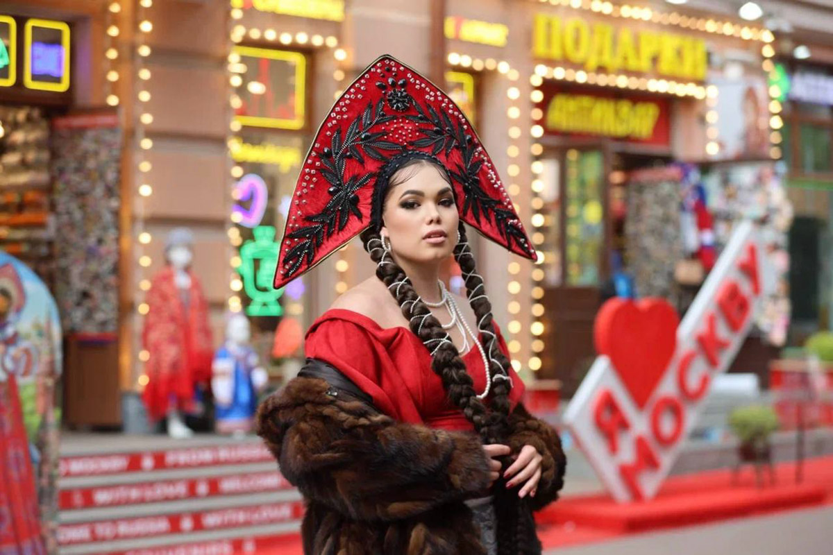 Каждая женщина — королева, а значит, ей пристало носить корону. Впрочем, пафосный убор модницы зачастую заменяют на другие, не менее заметные аксессуары. Да, владимирские девушки умеют поражать воображение украшениями на голову. «Ключ-Медиа» нашел, наверное, самые необычные из них!