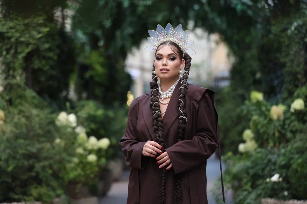 Каждая женщина — королева, а значит, ей пристало носить корону. Впрочем, пафосный убор модницы зачастую заменяют на другие, не менее заметные аксессуары. Да, владимирские девушки умеют поражать воображение украшениями на голову. «Ключ-Медиа» нашел, наверное, самые необычные из них!