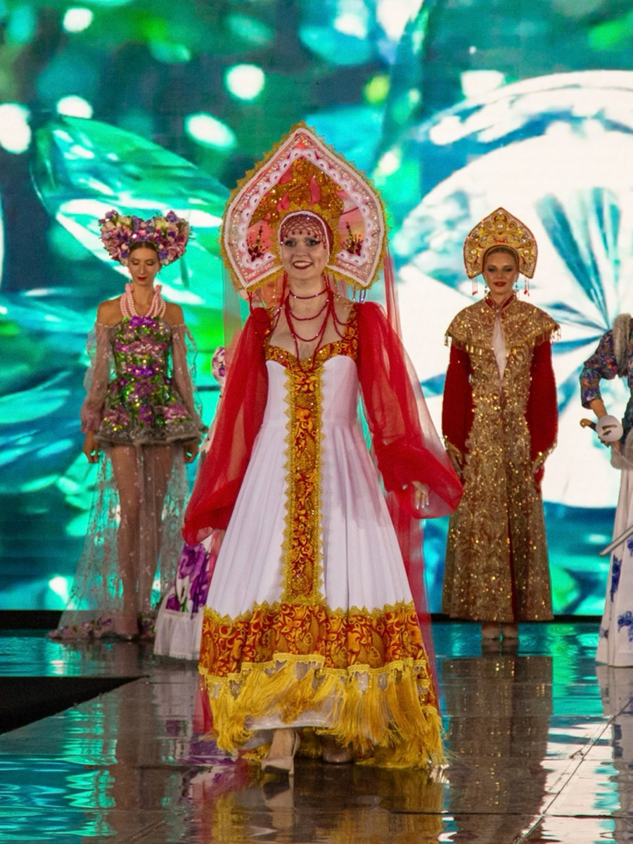 Каждая женщина — королева, а значит, ей пристало носить корону. Впрочем, пафосный убор модницы зачастую заменяют на другие, не менее заметные аксессуары. Да, владимирские девушки умеют поражать воображение украшениями на голову. «Ключ-Медиа» нашел, наверное, самые необычные из них!