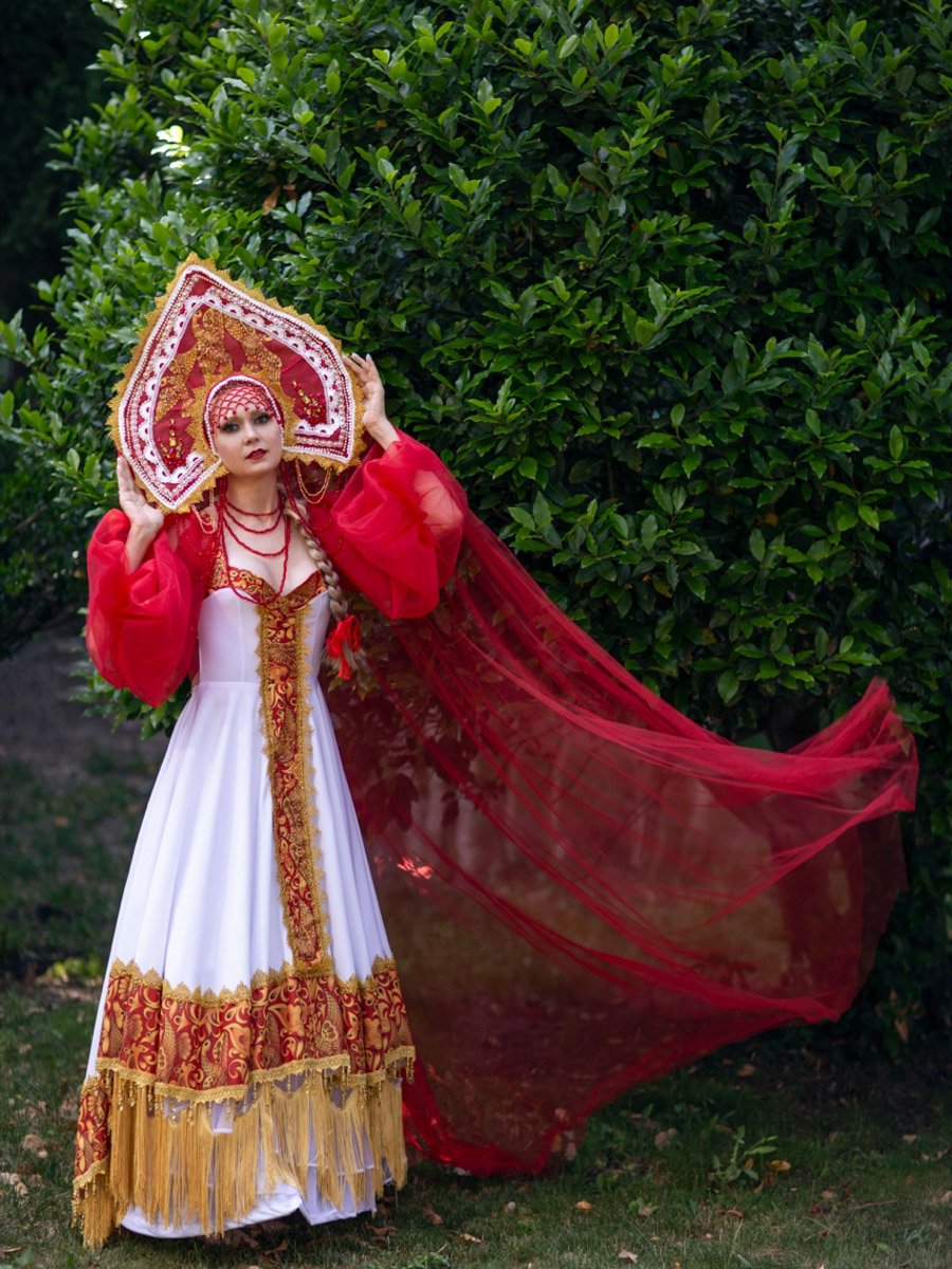 Каждая женщина — королева, а значит, ей пристало носить корону. Впрочем, пафосный убор модницы зачастую заменяют на другие, не менее заметные аксессуары. Да, владимирские девушки умеют поражать воображение украшениями на голову. «Ключ-Медиа» нашел, наверное, самые необычные из них!